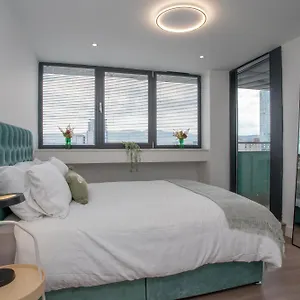 3 Bdr Centre Penthouse By Breaks Apartment